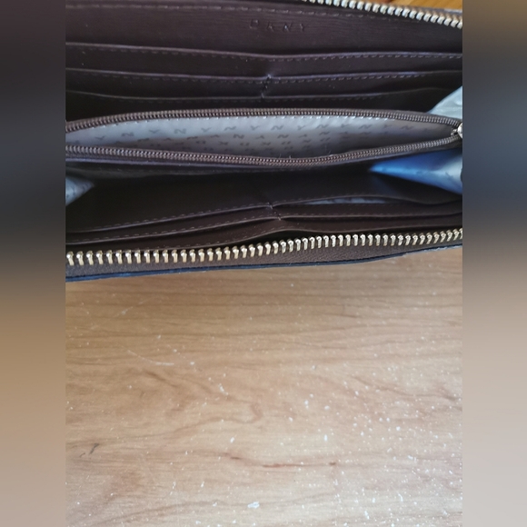 DKNY Wallet - Picture 4 of 5